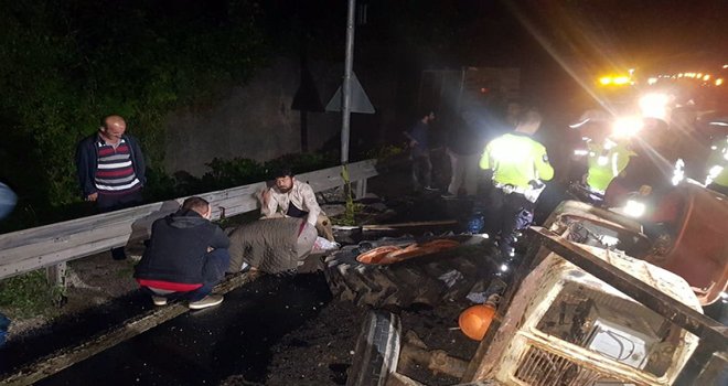 Bolu Dağı'nda otobüs traktöre çarptı