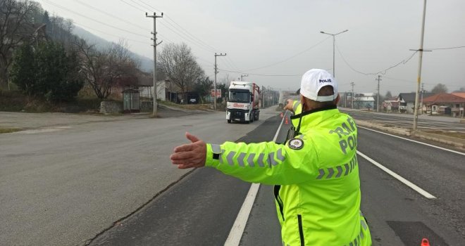 Bolu Dağı'nda sürücüler polisin uygulamasına takıldı..