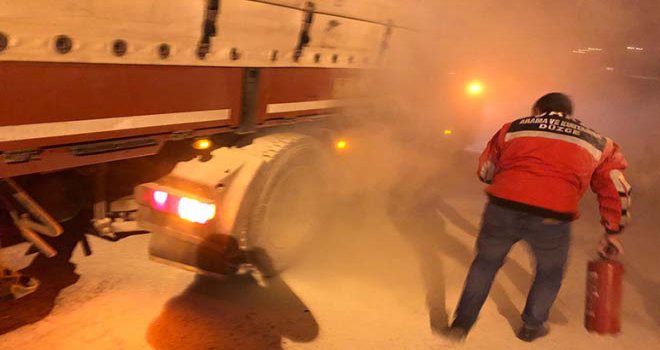 Bolu Dağı’ndan inen kamyon lastiklerinden tutuştu