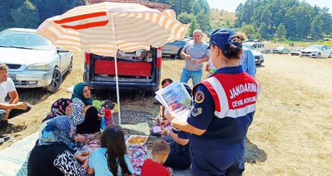 Bolu jandarması vatandaşı bilgilendirdi, hediye dağıttı.....