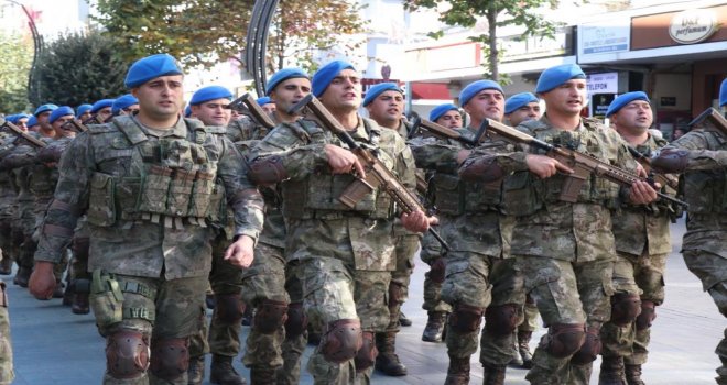 Bolu'da 101.yıl coşkusu; Komandolar marşlar ve ayak sesleriyle caddeyi inletti