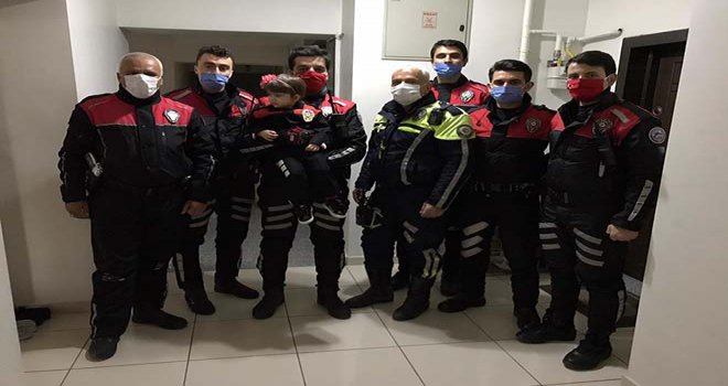 Bolu’da, 2 yaşındaki Aymira’ya polis ekiplerinden doğum günü sürprizi