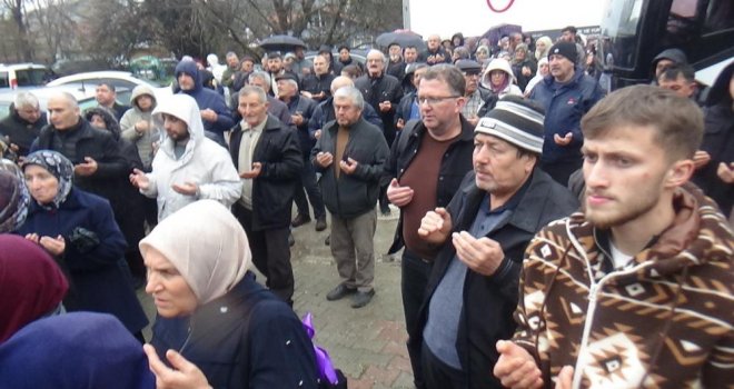 Bolu’da 37 kişilik umre kafilesi dualarla uğurlandı