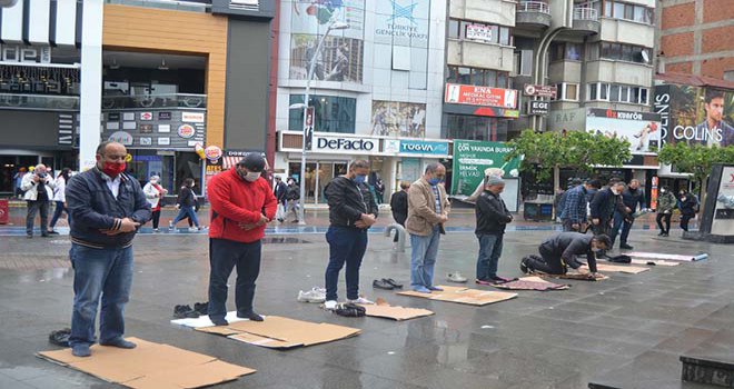 Bolu’da, 74 gün sonra ilk kez camilerde cemaatle namaz kılındı