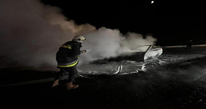 Bolu’da alev alev yanan otomobil hurdaya döndü...