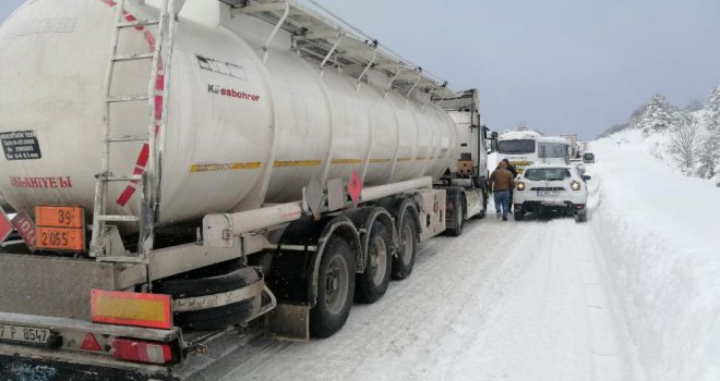 Bolu'da arıza yapan ağır tonajlı araçlar ulaşımı aksatıyor..