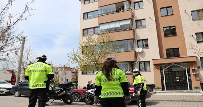 Bolu’da, astım hastası çocuğa polislerden doğum günü sürprizi