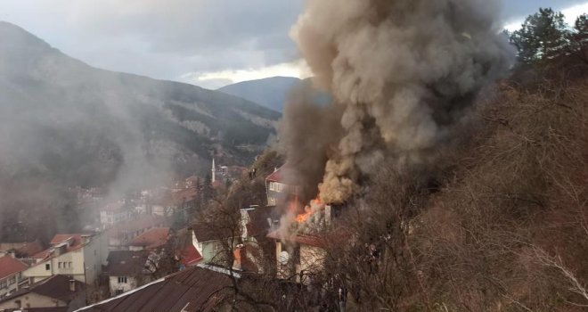 Bolu’da aynı kişiye ait 2 ahşap ev alev alev yandı