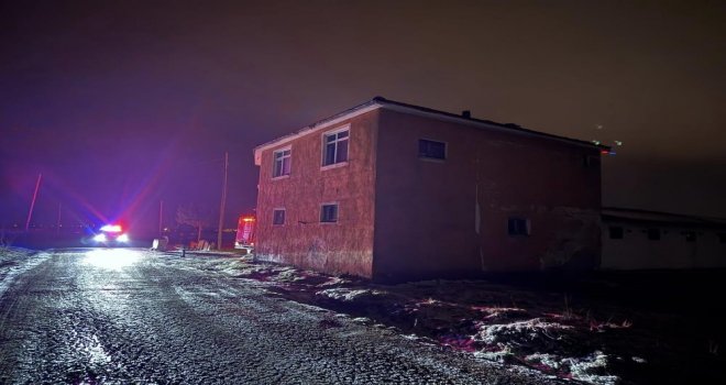 Bolu'da bacadan çıkan yangın 2 katlı evin çatısını sardı....