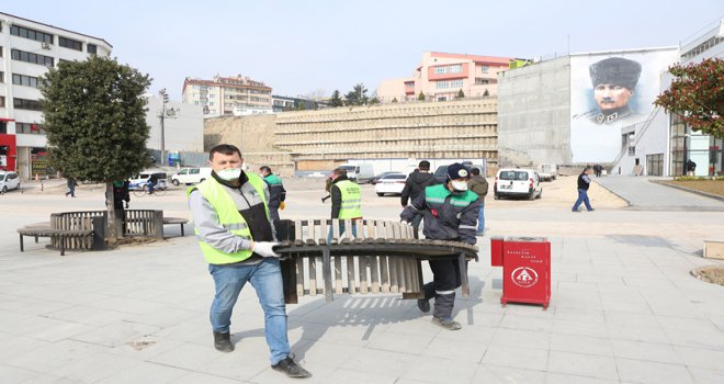 Bolu’da banklar belediye ekiplerince tedbir amaçlı kaldırıldı