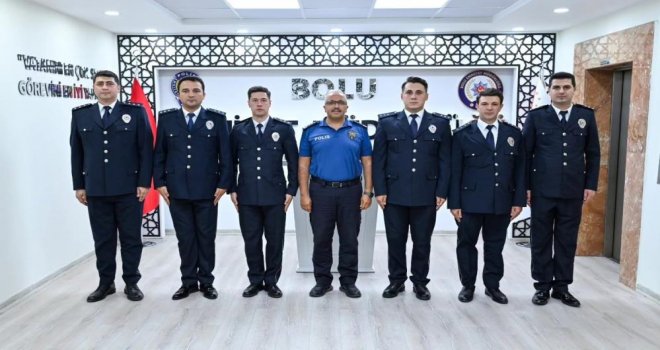 Bolu'da başkomiserliğe terfi eden polislere rütbeleri takıldı..