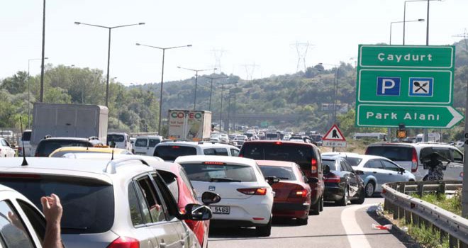 Bolu’da, bayram trafiğine takılan tatilciler dinlenme tesislerine akın etti