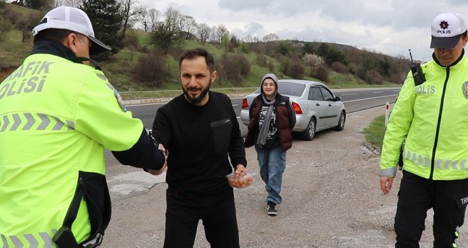 Bolu'da bir sürücü kendisi için aldığı tatlıyı görev yapan polis ekiplerine vererek bayramlaştı