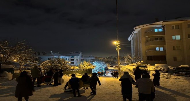 Bolu'da çocuklar gece saatlerinde karın keyfini çıkardı..