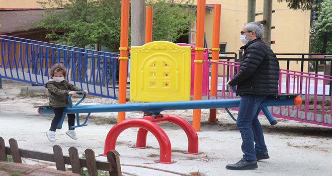 Bolu’da çocuklar parkları doldurdu