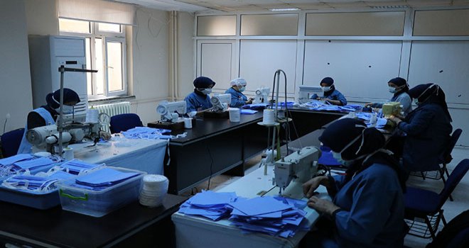 Bolu’da dikiş bilen sağlık çalışanları günde 500 maske dikiyor