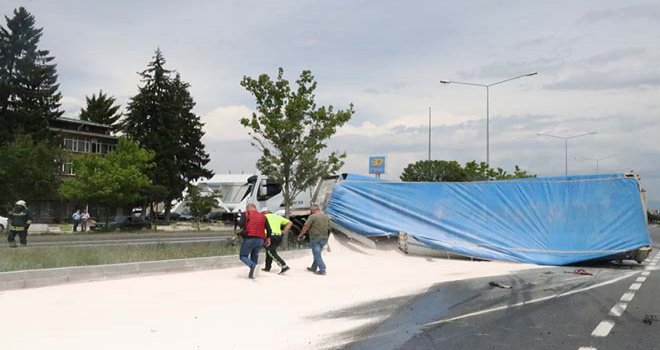 Bolu’da EDS direklerine çarpan TIR, refüje çıkarak durabildi