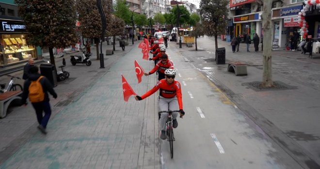 Bolu'da ellerinde Türk bayraklarıyla Gençlik Haftası'nda pedal çevirdiler