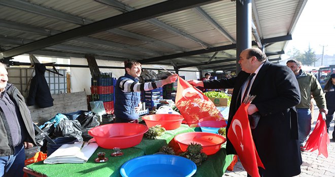 Bolu'da esnaf ve vatandaşlara Türk bayrağı dağıtıldı