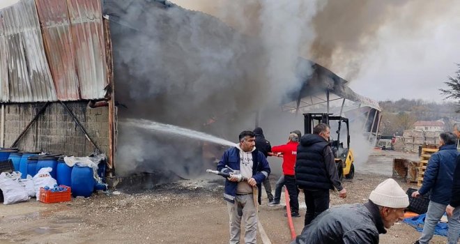 Bolu'da inşaat deposunda yangın…..