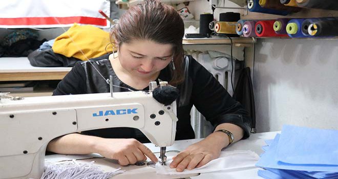 Bolu’da, iş yükü az olan gönüllü terziler maske dikiyor