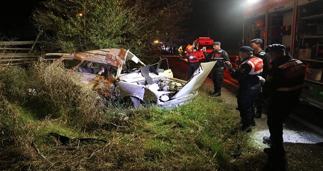 Bolu’da kamyonla çarpışan otomobildeki 3 kişi hayatını kaybetti...