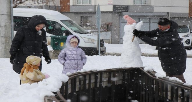Bolu’da kar yağışının tadını çocuklar çıkardı: Parklar kayak pistine döndü