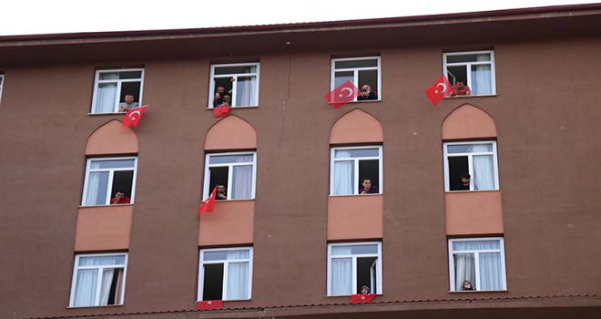 Bolu’da karantina yurdunda kalanlar için 19 Mayıs kutlaması