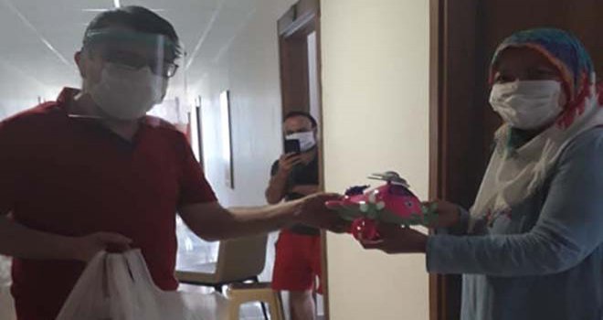 Bolu’da, karantinada kalan çocuklara, balon ve oyuncak sürprizi