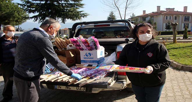 Bolu’da, mahalle muhtarı evde kalan çocuklara sürpriz yaptı