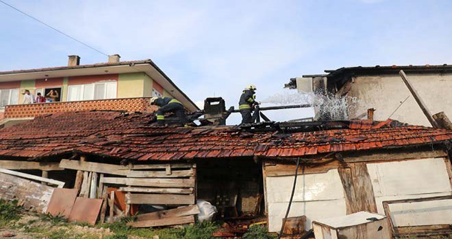 Bolu’da, odunluk yangını kısa sürede söndürüldü...