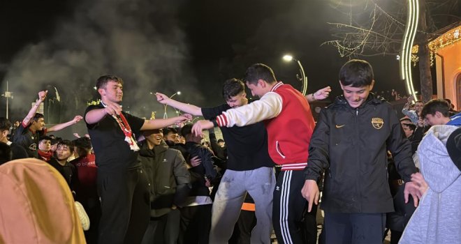 Bolu’da oyun havalarıyla play-off galibiyeti kutlandı.........