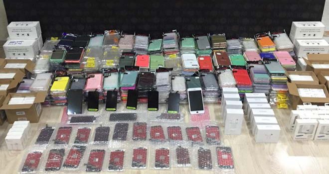 Bolu’da piyasa değeri 100 bin lira kaçak cep telefonu aksesuarları yakalandı