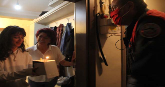 Bolu’da polislerden genç kıza doğum günü sürprizi
