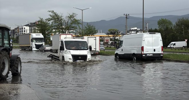 Bolu'da sağanak ve fırtına hayatı felç etti: Yollar göle döndü