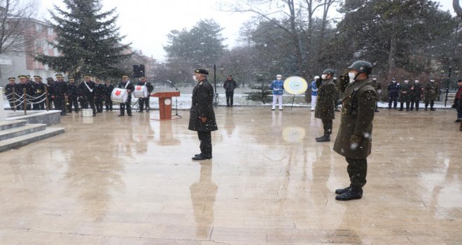 Bolu’da şehitler kar yağışı altında anıldı..