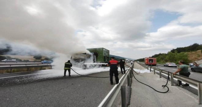 Bolu'da seyir halindeki tır alevlere teslim oldu......