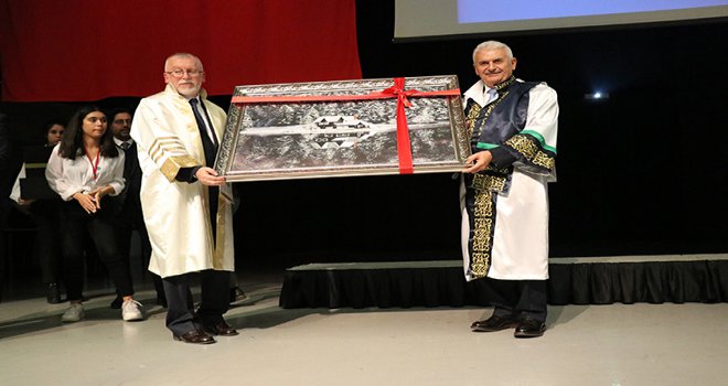 Bolu’da, son Başbakan Yıldırım’a fahri doktora ünvanı verildi