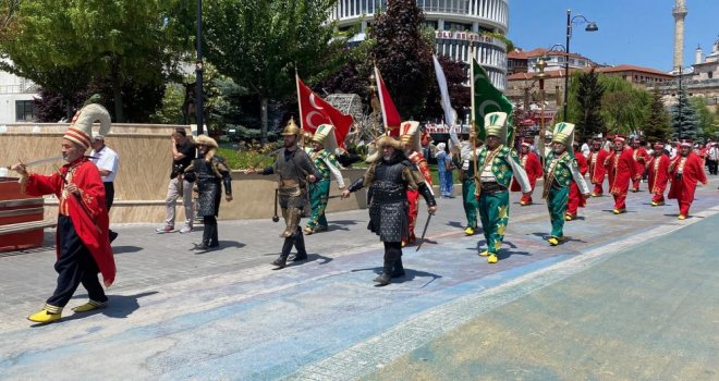 Bolu'da sünnet şöleni coşkusu: İzzet Baysal Caddesi'nde mehterli yürüyüş