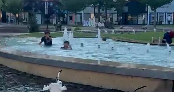 Bolu'da tehlikeli serinlik: Yasağa ve elektrik akımına aldırış etmeden süs havuzunda yüzdüler