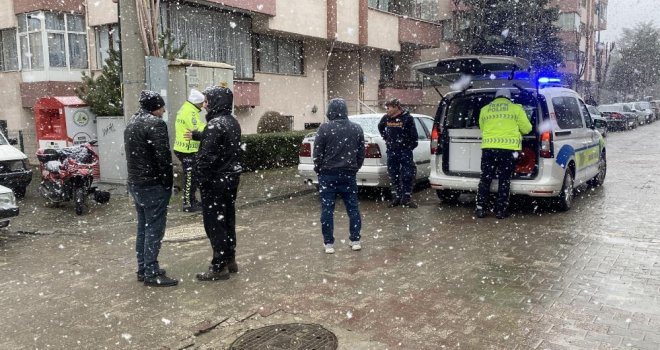 Bolu’da ters yönden gelen motosiklet 2 otomobile çarptı