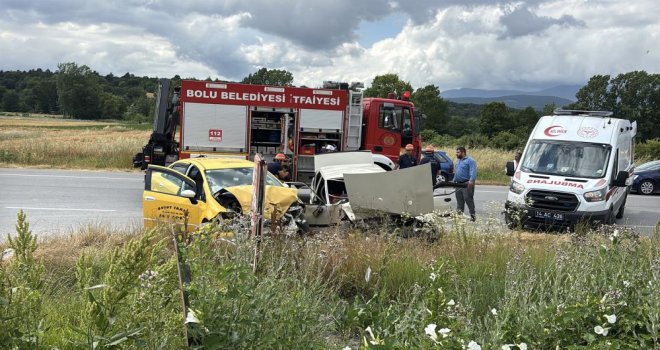 Bolu'da ticari taksi ile otomobil çarpıştı: 5 yaralı