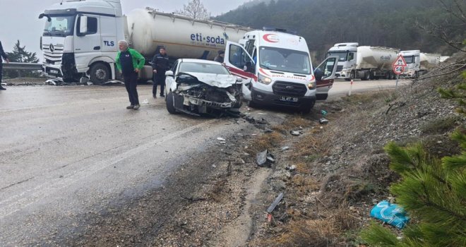 Bolu’da tır ile otomobil çarpıştı: 1’i ağır 4 yaralı...