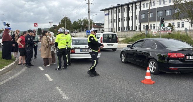 Bolu'da trafik ışıklarında bekleyen otomobile çarpan araçtaki 1 kişi yaralandı