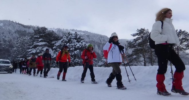 Bolu'da trekking ekibi 50 santimlik karda 12 kilometre yürüdü