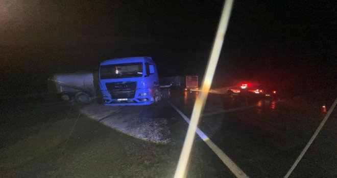 Bolu'da yağmurda kayan tır kazaya neden oldu: 2 yaralı