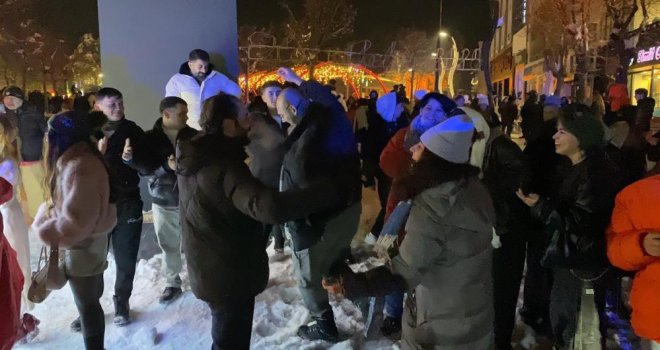 Bolu’da yeni yıl coşkusu: Kimisi oyun havasıyla, kimisi evlilik teklifiyle 2026’ya girdi