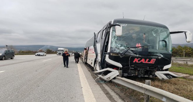 Bolu'da yolcu otobüsü ile çarpışan tır refüje savruldu