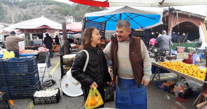 Bu tezgahta takdir belgesi getirene vitamin bedava..