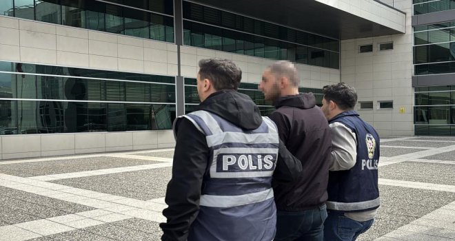 Çaldığı kamyonla eski sevgilisinin evine gitti, camdan girdiği evden laptop çaldı